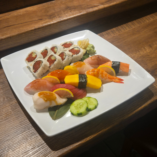 Hontoni Sushi Combo.